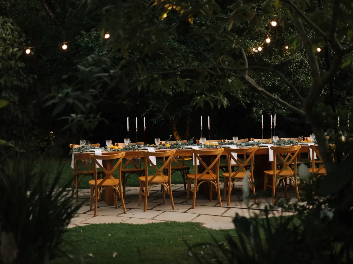 Detalhes da mesa posta com limão siciliano e velas baixas