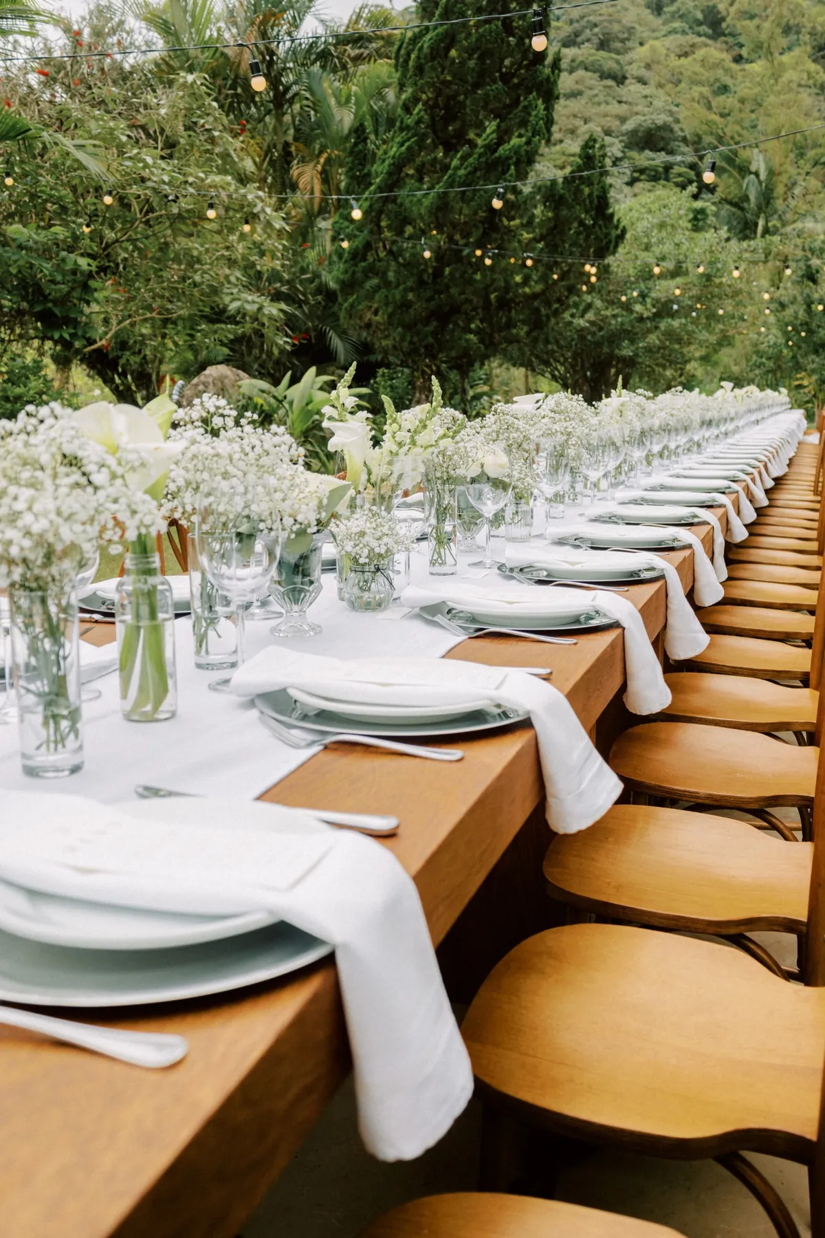 Mesa infinita no jardim