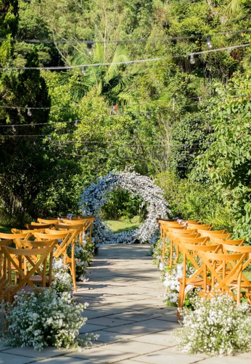 Cerimonia no corredor de pedras.