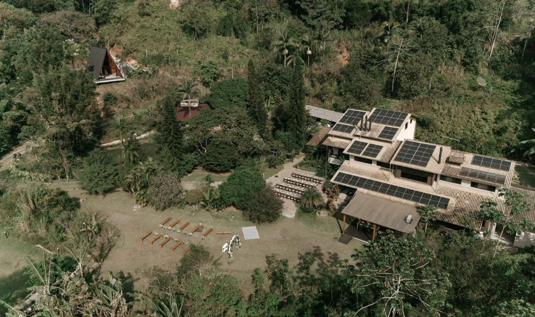 vista da propriedade por drone durante um casamento