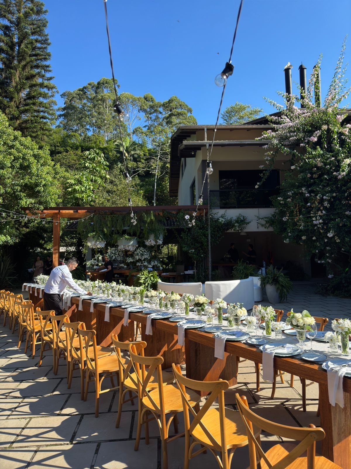 Mesao no patio area externa. casamento ao ar livre