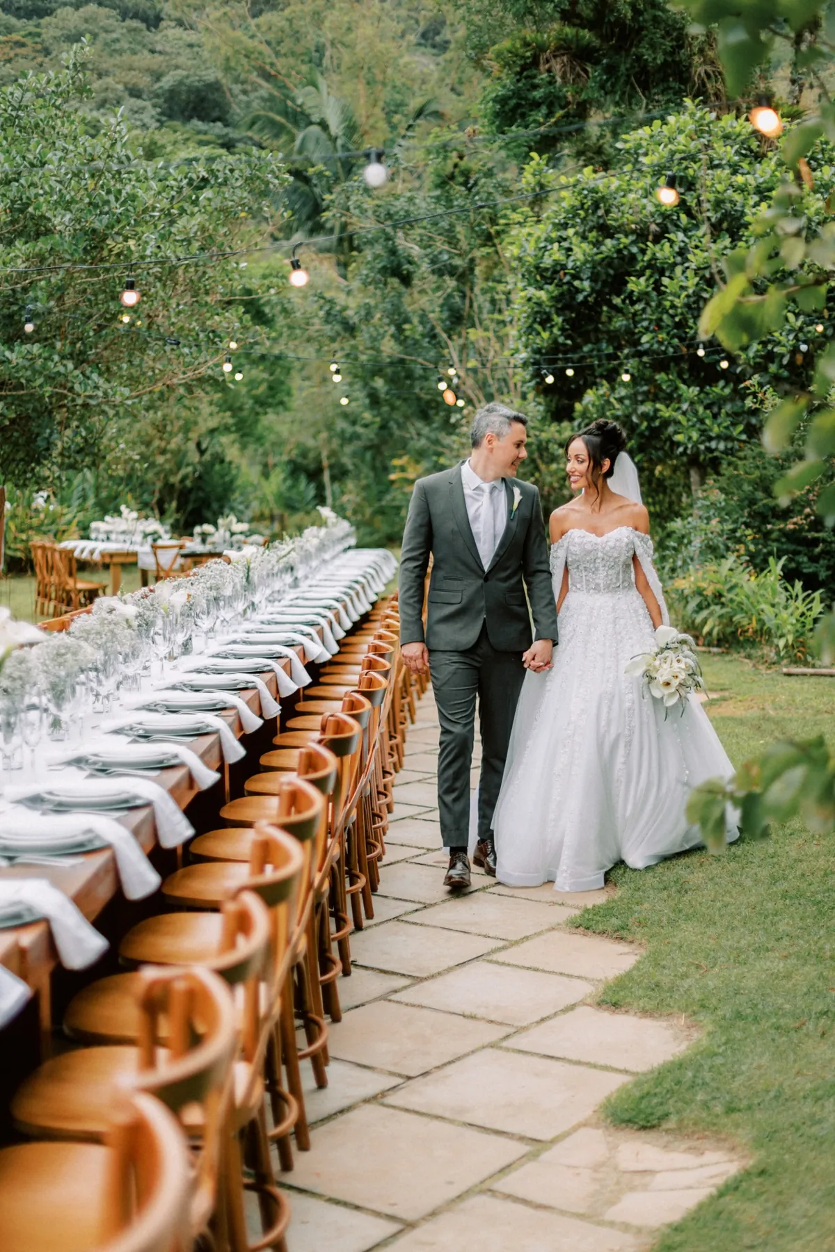 Cerimônia ao ar livre cercada por montanhas verdes e natureza